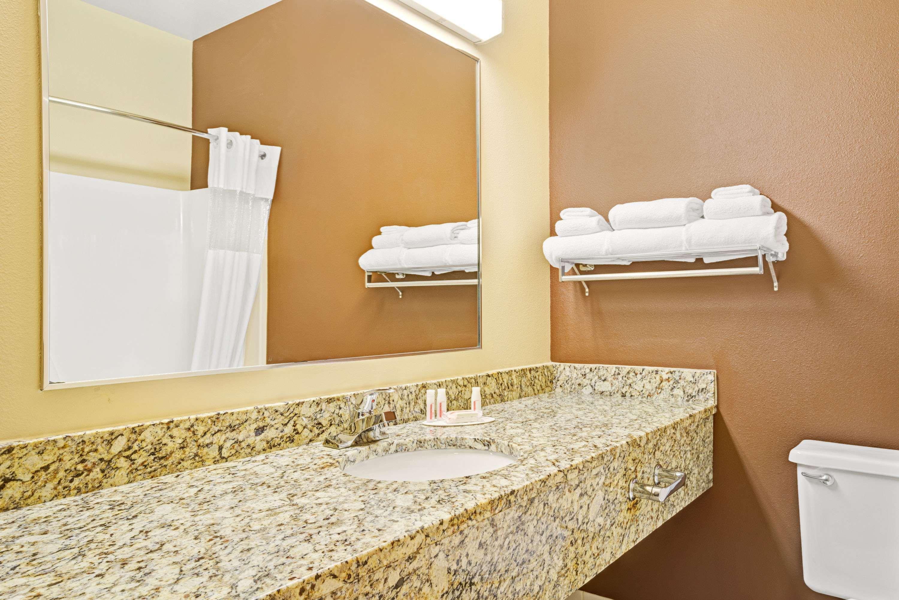 Baymont By Wyndham Wahpeton Hotel Exterior foto